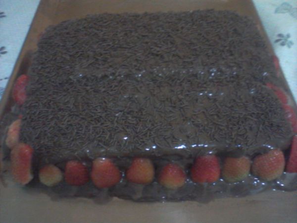 Bolo de morango com brigadeiro