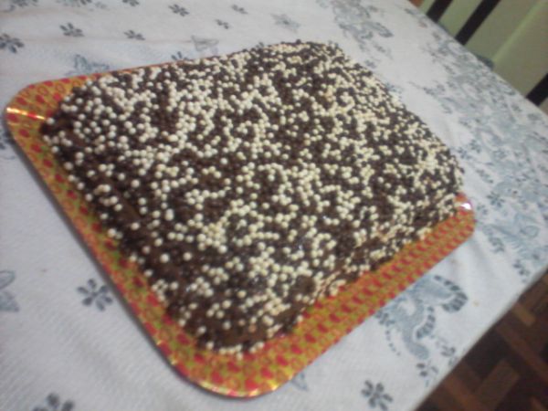 Bolo de brigadeiro com doce de leite