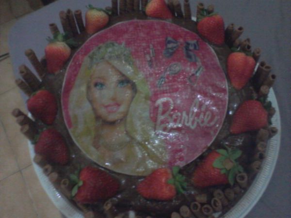 Nielza Bolos - Bolo Barbie Massa de chocolate Recheio brigadeiro com  morango